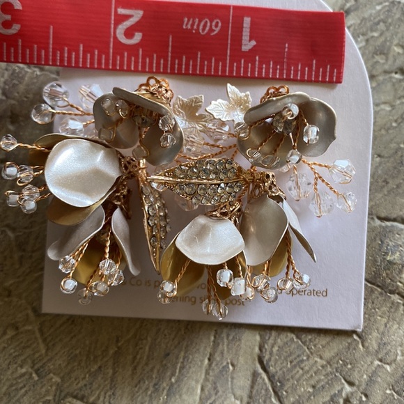 Macrae Wire Flower Buds Crystal Leaves Gold Earrings NWT - Picture 11 of 11